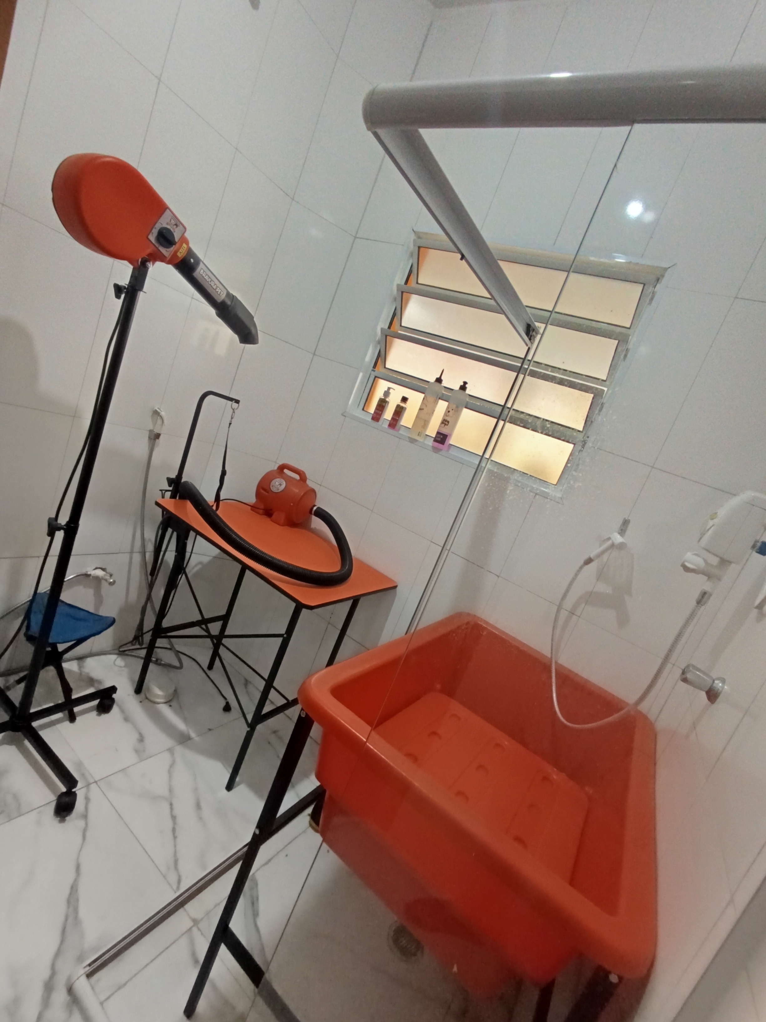 Cachorro sendo seco com toalha